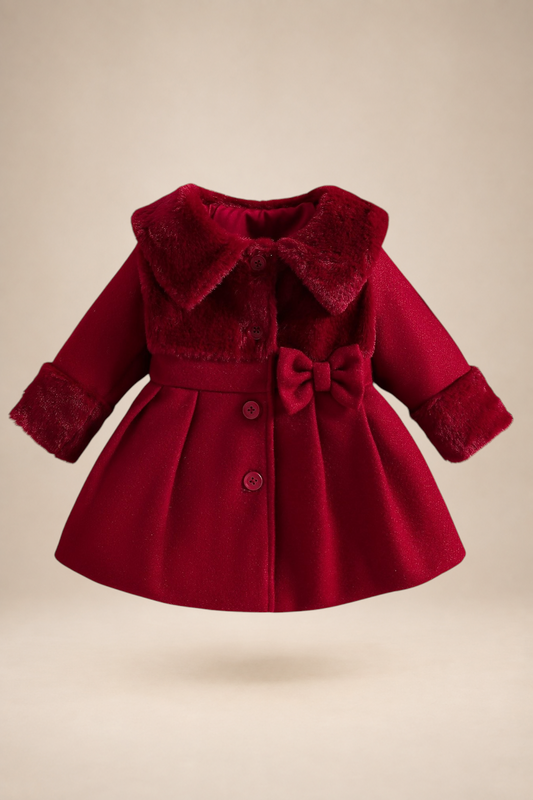 Manteau d'hiver rouge Le Cocon d'Or pour petite fille avec col en fausse fourrure, boutons et détail de nœud