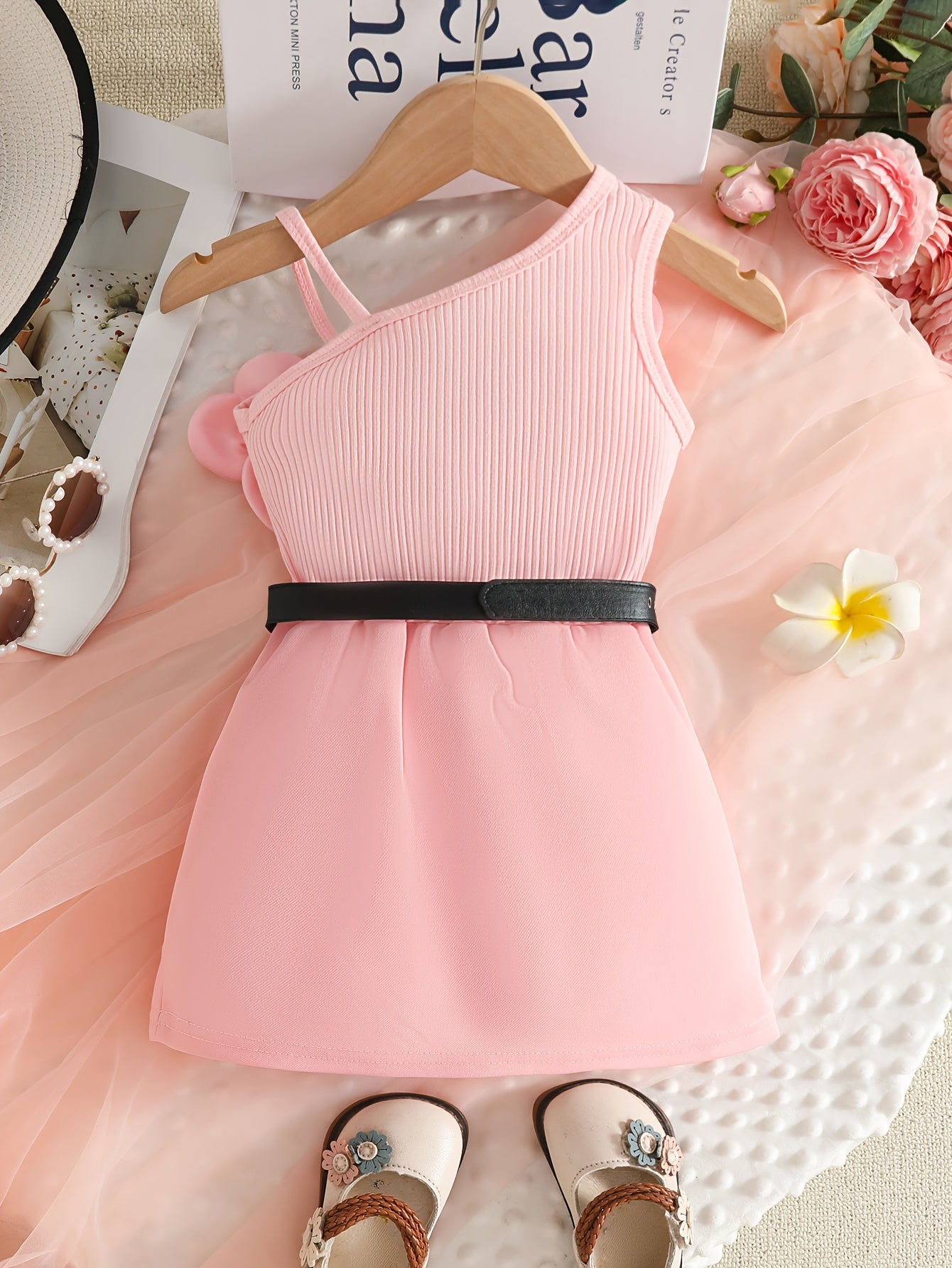 Vêtement pour Fille, Taille 6-24 Mois (4 Ans), Haut Côtelé à Une Épaule et Bretelles Spaghetti avec Grande Fleur 3D sur la Bretelle + Décoration Centrale en Perle, Jupe Courte Ligne A avec Poches et Ourlet à Bordure de Perles, Décoration de Faux Boutons s