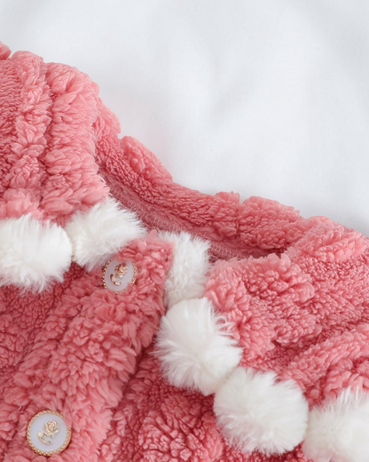Pyjama rose en polyester doux Le Cocon d'Or avec détails en fausse fourrure blanche et boutons décoratifs