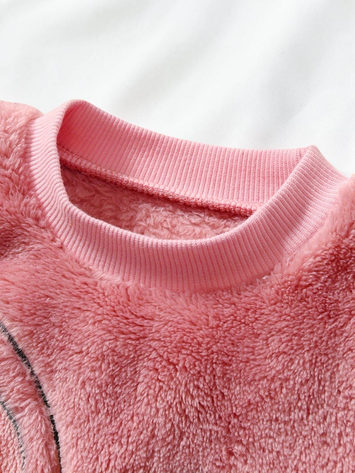 Col rond côtelé rose d'un pyjama en peluche Le Cocon d'Or pour enfant en polyester doux