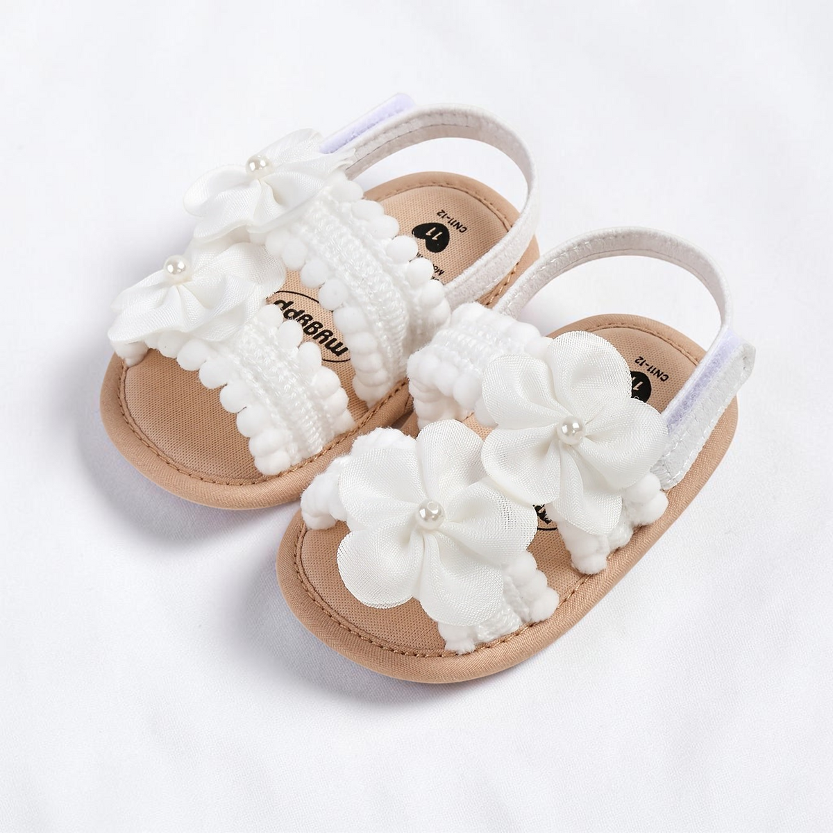 Sandales pour bébé fille Le Cocon d'Or en tissu blanc avec fleurs décoratives et fermeture auto-agrippante