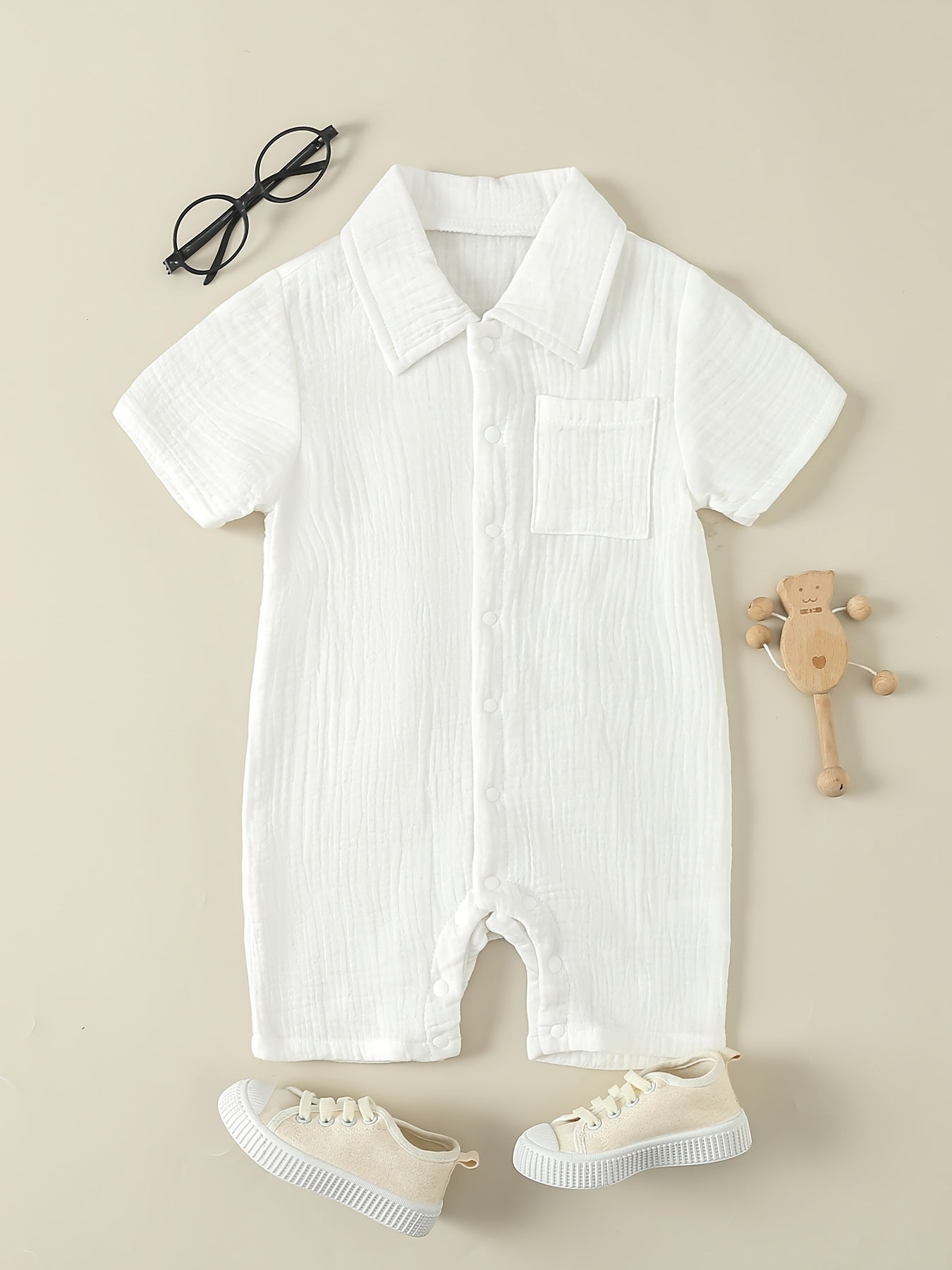 Combinaison d'été blanche à revers pour bébé, manches courtes, nouveau-né, facile à enfiler, design simple boutonné, barboteuse, texture côtelée, tenue de crawl, 0-2 ans, mode bébé, sorties, combinaison, garçons et filles, bébé, polyvalente, couleur unie,