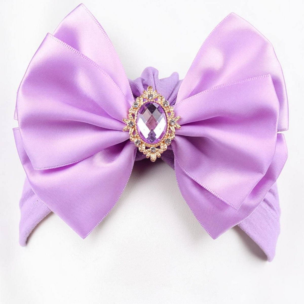 Bonnet bébé Le Cocon d'Or violet en maille souple avec un grand nœud en satin et une broche bijou centrale brillante