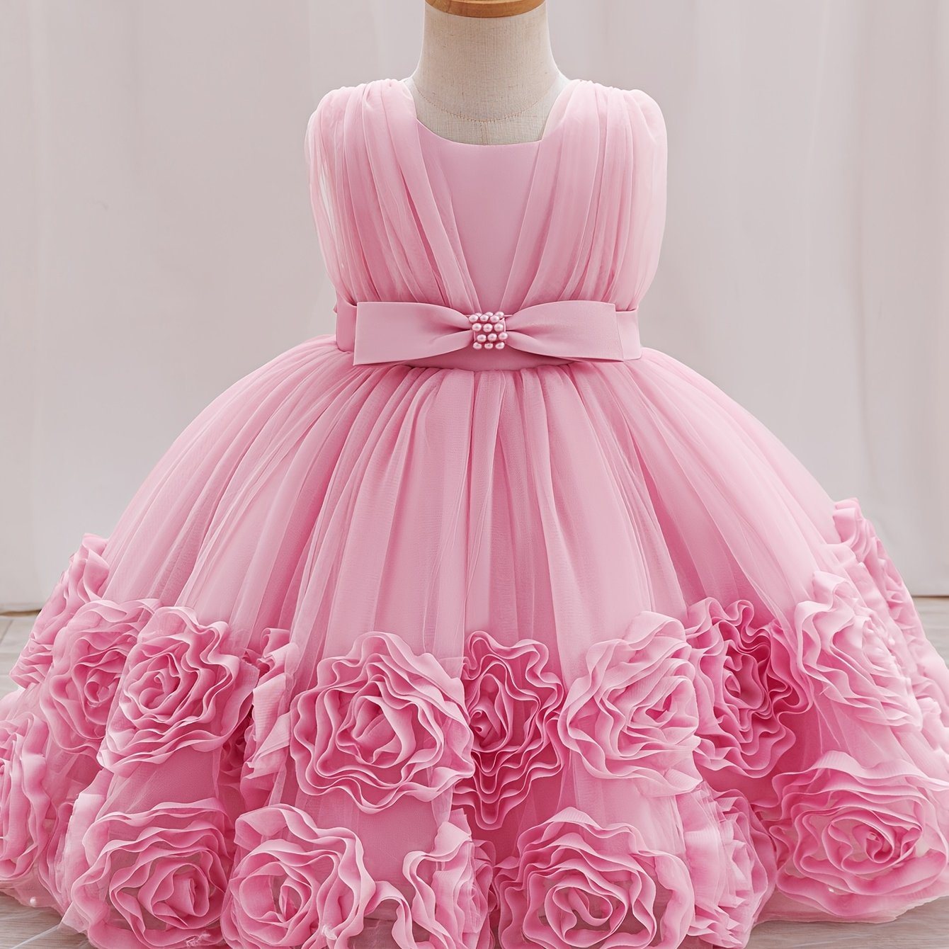 Une robe de princesse sans manches pour bébés filles avec des fleurs tridimensionnelles, du tulle moelleux et des broderies de perles, idéale pour les fêtes de premier anniversaire, les bals de promo et les cérémonies de mariage