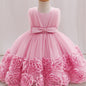 Une robe de princesse sans manches pour bébés filles avec des fleurs tridimensionnelles, du tulle moelleux et des broderies de perles, idéale pour les fêtes de premier anniversaire, les bals de promo et les cérémonies de mariage