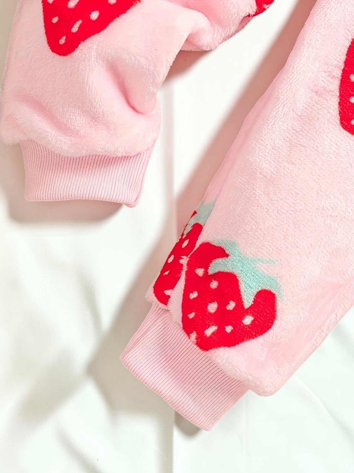 Pyjama Le Cocon d'Or en polyester rose doux avec imprimé fraises rouges pour enfant