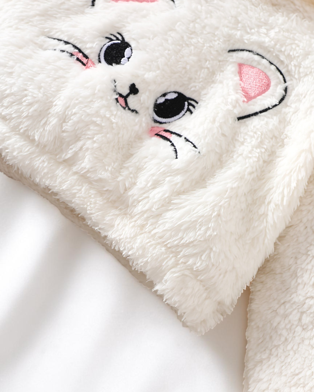 Pyjama Kitty Bow Le Cocon d'Or en polyester blanc tout doux avec motif de visage de chat brodé pour bébé