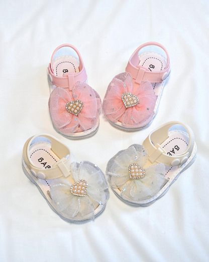 Sandales Sweet Blossom Le Cocon d'Or pour filles en PVC avec nœud en tulle, cœur en perles et fermeture à boucle