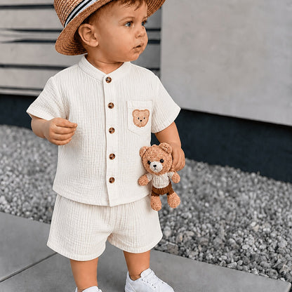 Ensemble 2 pièces : Chemise à manches courtes et col montant et short d'été pour garçon de 0 à 3 ans. Comprend un écusson d'ourson, convient aux scènes de plein air pour les petits garçons, simple, décontracté et polyvalent, parfait pour l'extérieur