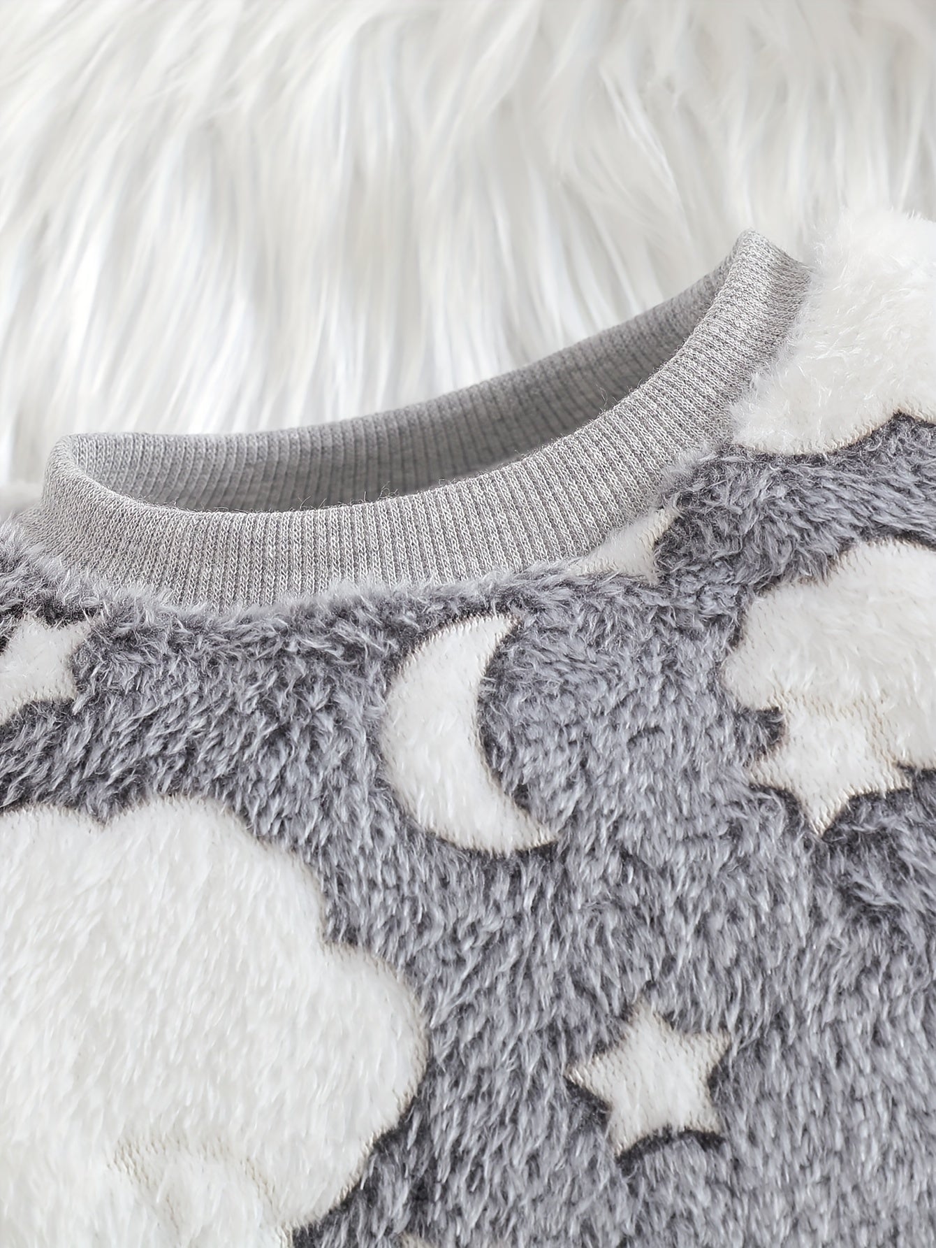 Un haut élégant et polyvalent à manches longues et col rond, couleur blanc uni, associé à un pantalon chaud, parfait pour les bébés garçons pendant l'automne et l'hiver. Cette tenue de nouveau-né est douce et confortable, idéale pour la rentrée scolaire e