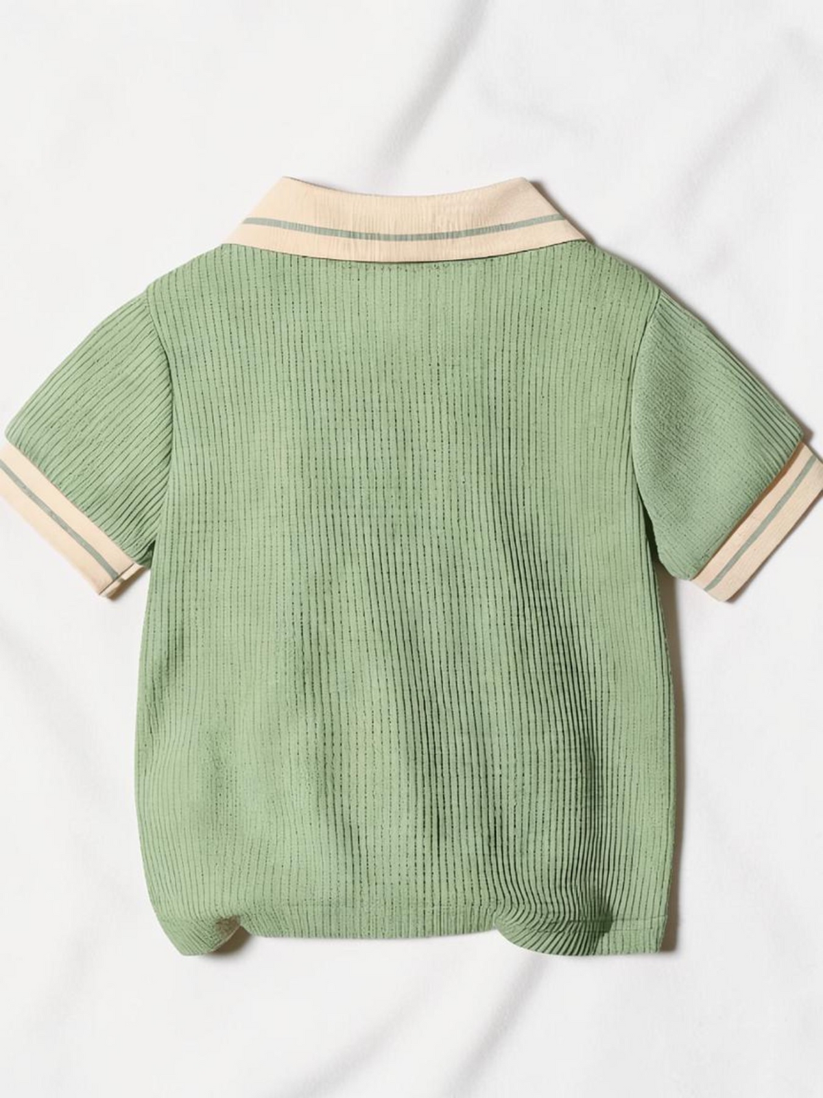 T-shirt polo Le Cocon d'Or pour bébé garçon en maille vert sauge avec col et bords de manches contrastés beige