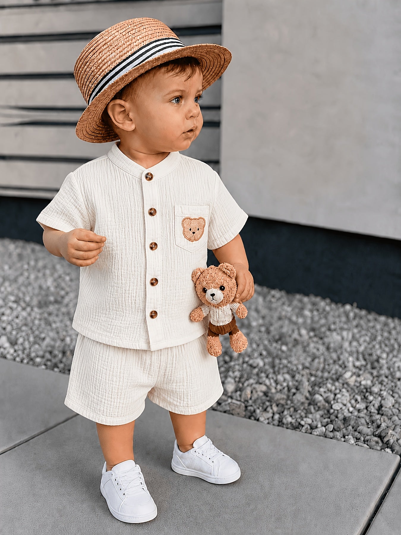 Ensemble 2 pièces : Chemise à manches courtes et col montant et short d'été pour garçon de 0 à 3 ans. Comprend un écusson d'ourson, convient aux scènes de plein air pour les petits garçons, simple, décontracté et polyvalent, parfait pour l'extérieur