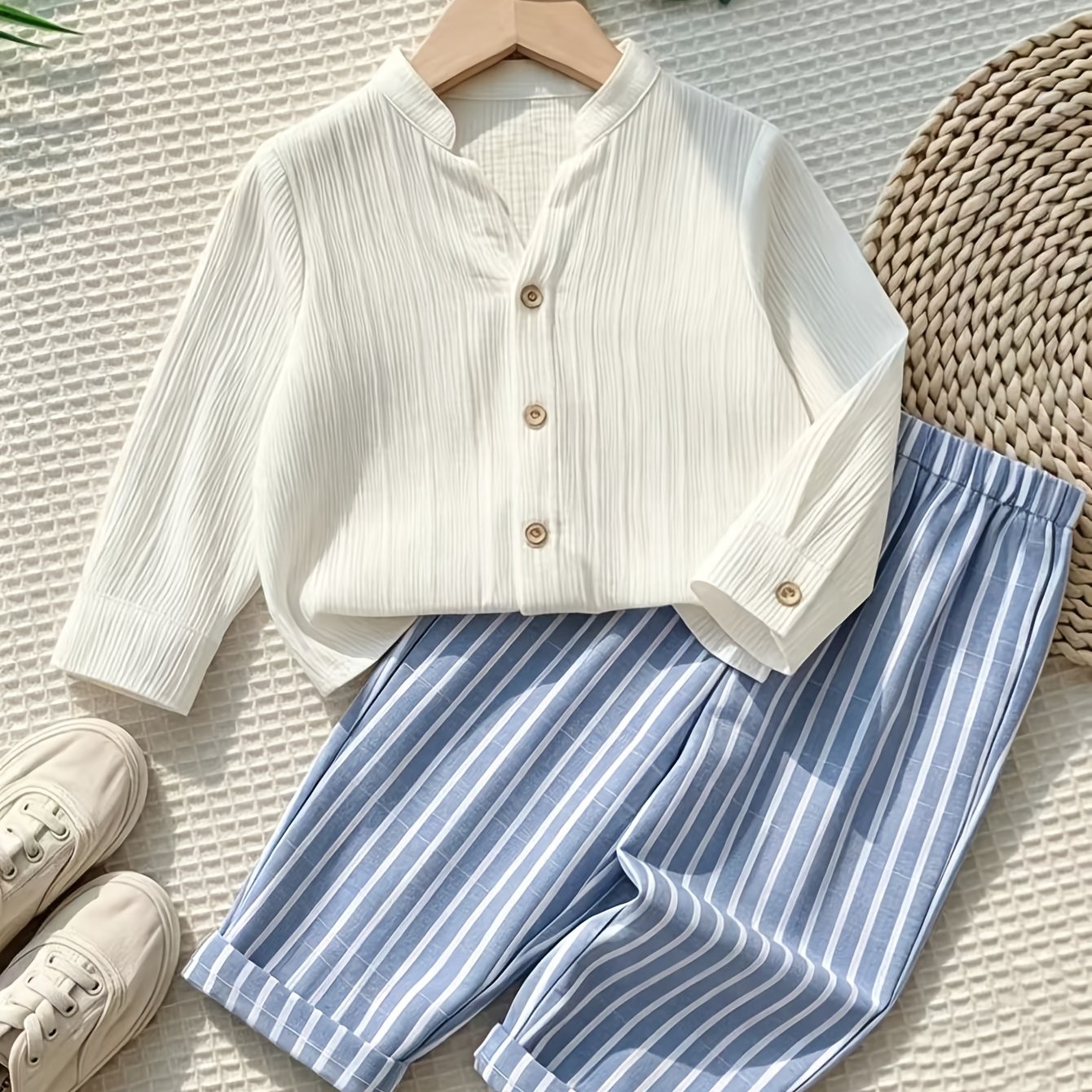 Ensemble chemise à manches longues et pantalon uni et à rayures pour garçon, adapté à un usage quotidien, idéal pour les sorties décontractées, les vacances et le sport. Le tissu léger convient à l'été et à l'automne, parfait pour l'extérieur