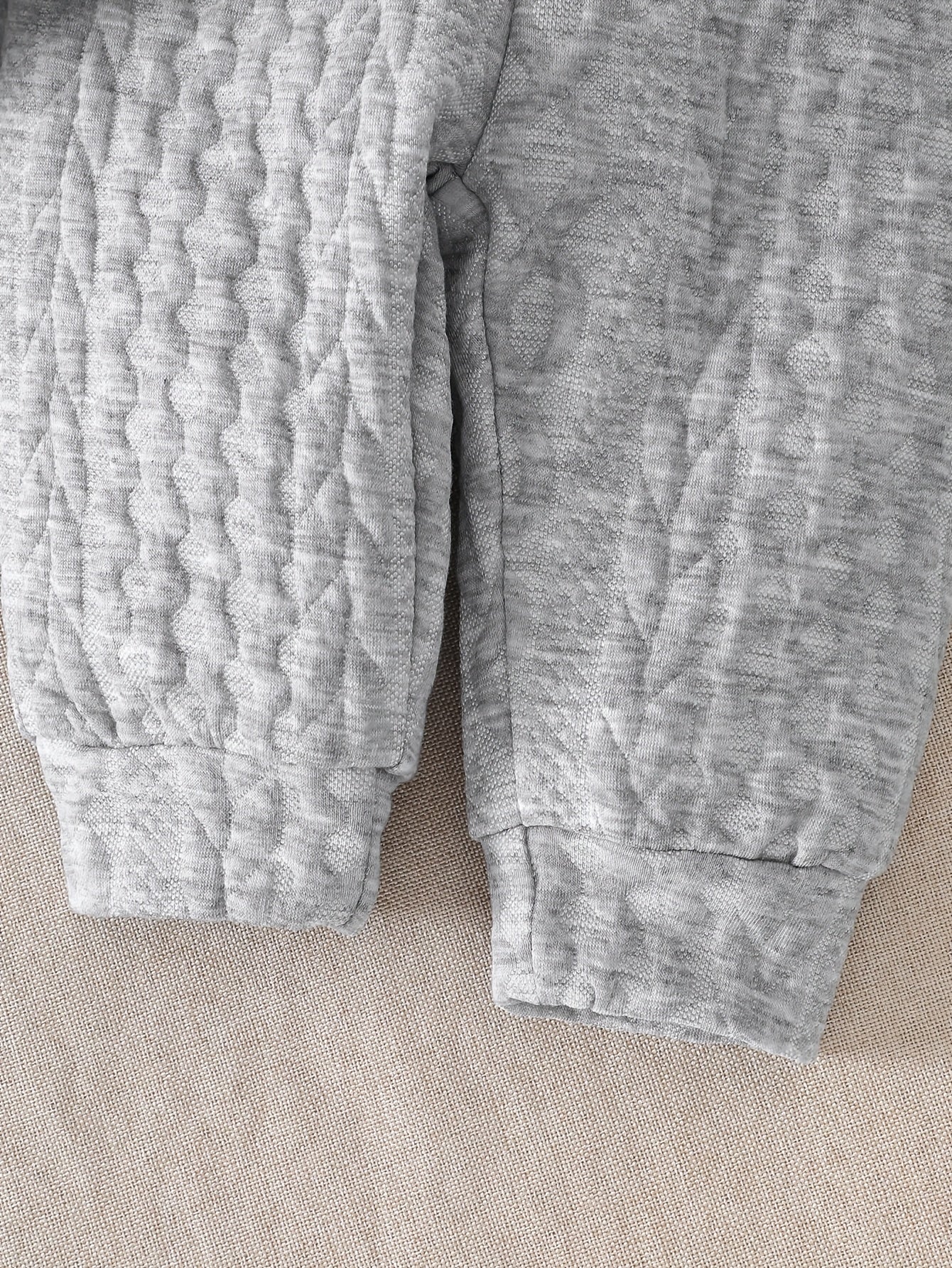Ensemble d'automne et d'hiver pour bébés garçons, comprenant un haut tricoté à manches longues avec blocs de couleurs gris et blanc, et un pantalon à revers, parfait pour les sorties confortables en extérieur.