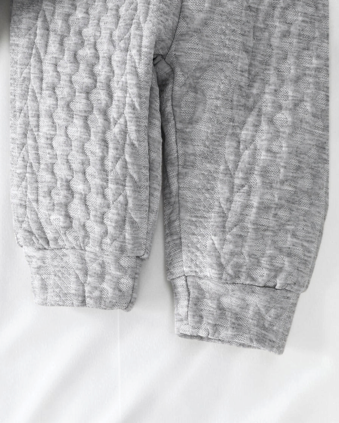 Pantalon de jogging gris en maille texturée pour bébé garçon de la marque Le Cocon d'Or avec chevilles resserrées