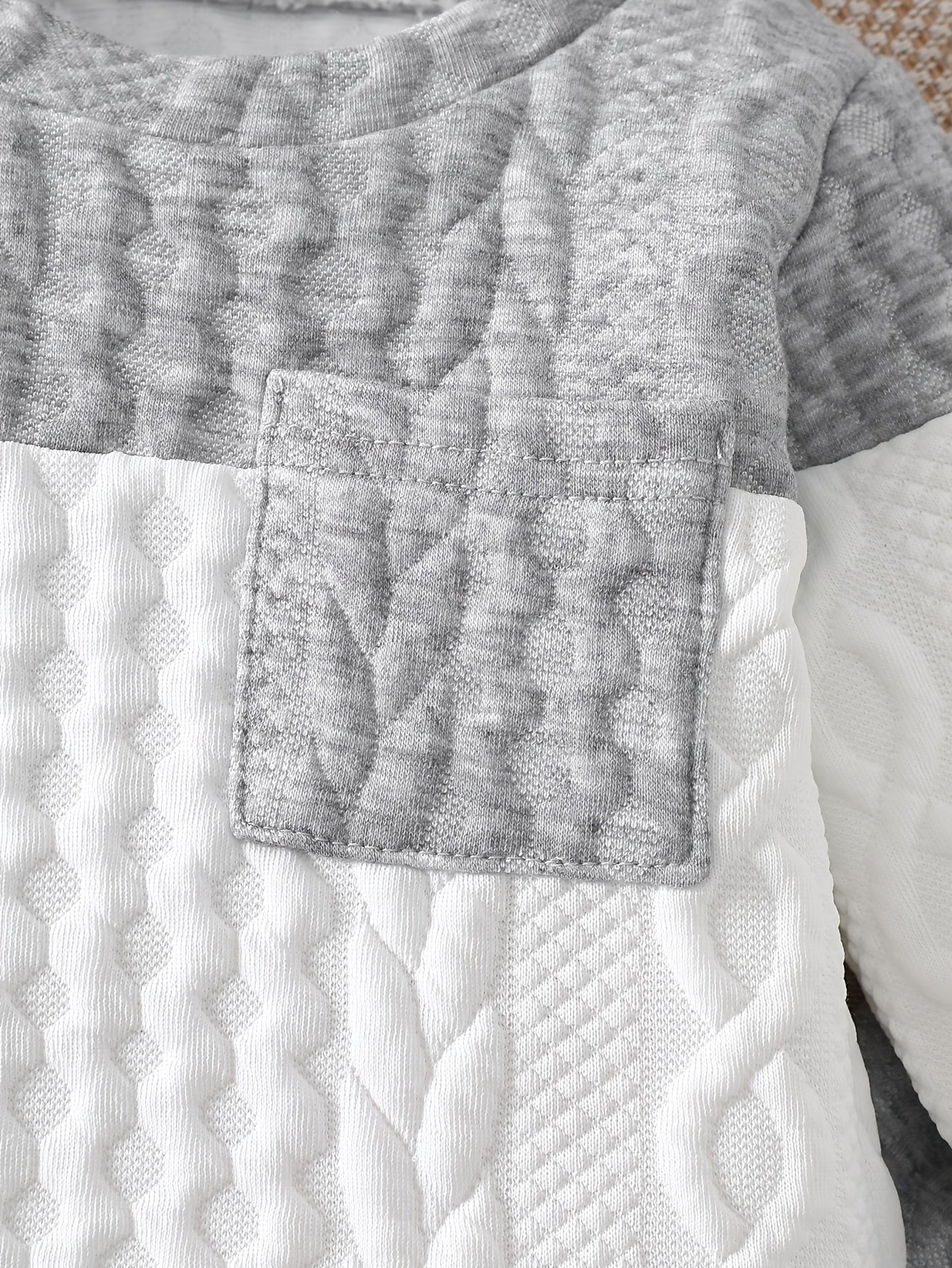 Ensemble d'automne et d'hiver pour bébés garçons, comprenant un haut tricoté à manches longues avec blocs de couleurs gris et blanc, et un pantalon à revers, parfait pour les sorties confortables en extérieur.