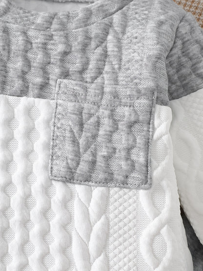 Ensemble d'automne et d'hiver pour bébés garçons, comprenant un haut tricoté à manches longues avec blocs de couleurs gris et blanc, et un pantalon à revers, parfait pour les sorties confortables en extérieur.
