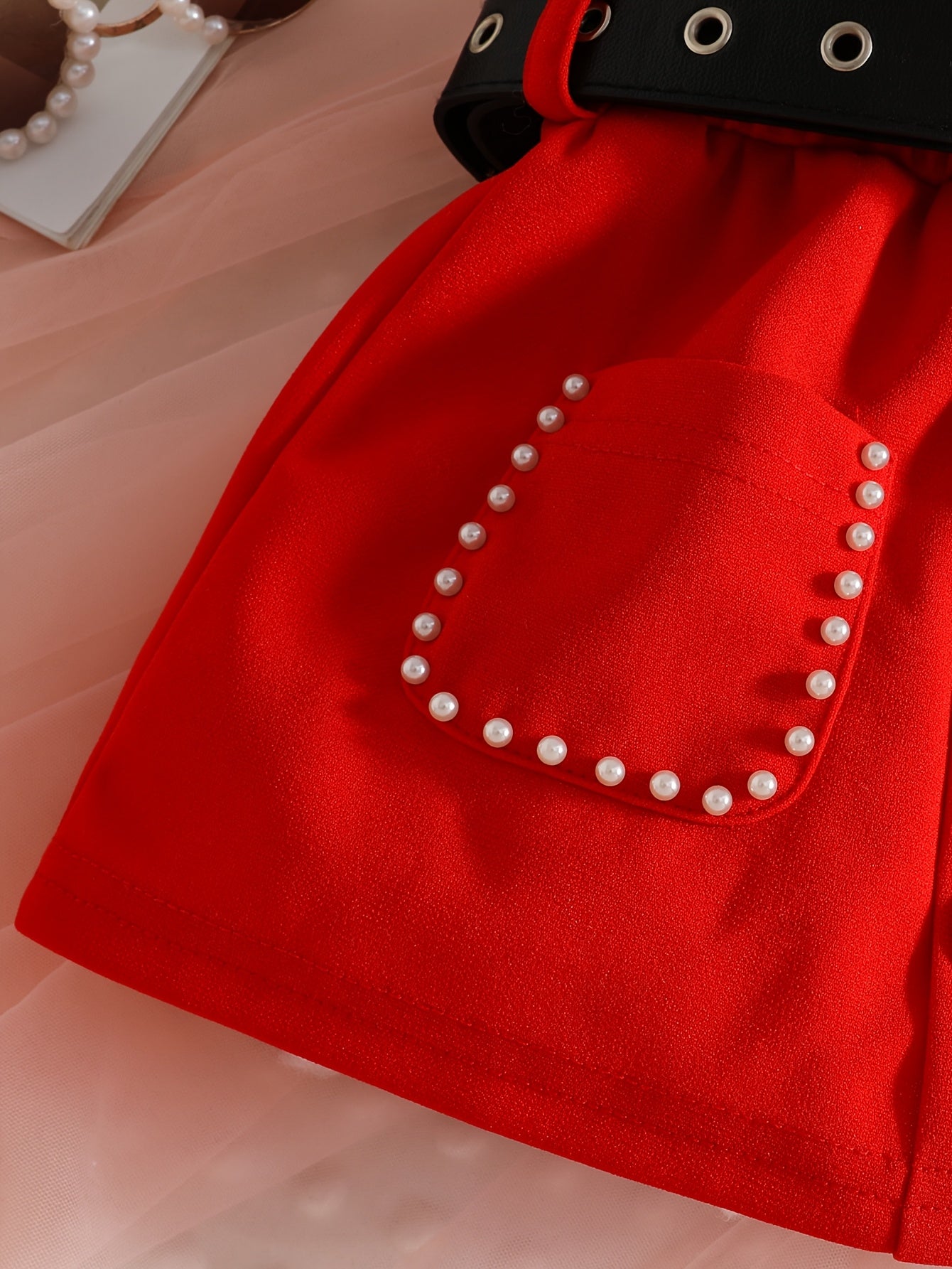 Vêtement pour Fille, Taille 6-24 Mois (4 Ans), Haut Côtelé à Une Épaule et Bretelles Spaghetti avec Grande Fleur 3D sur la Bretelle + Décoration Centrale en Perle, Jupe Courte Ligne A avec Poches et Ourlet à Bordure de Perles, Décoration de Faux Boutons s