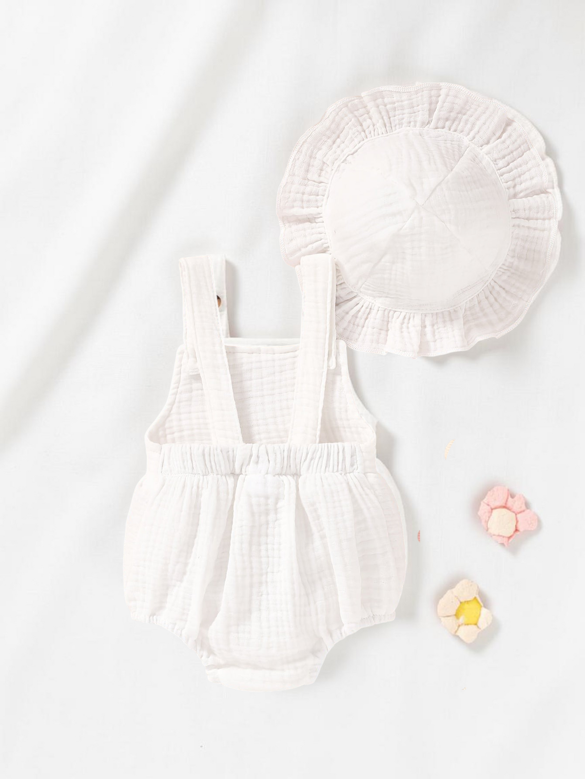 Ensemble Le Cocon d'Or pour bébé fille en coton blanc avec barboteuse à col carré et chapeau assorti à volants