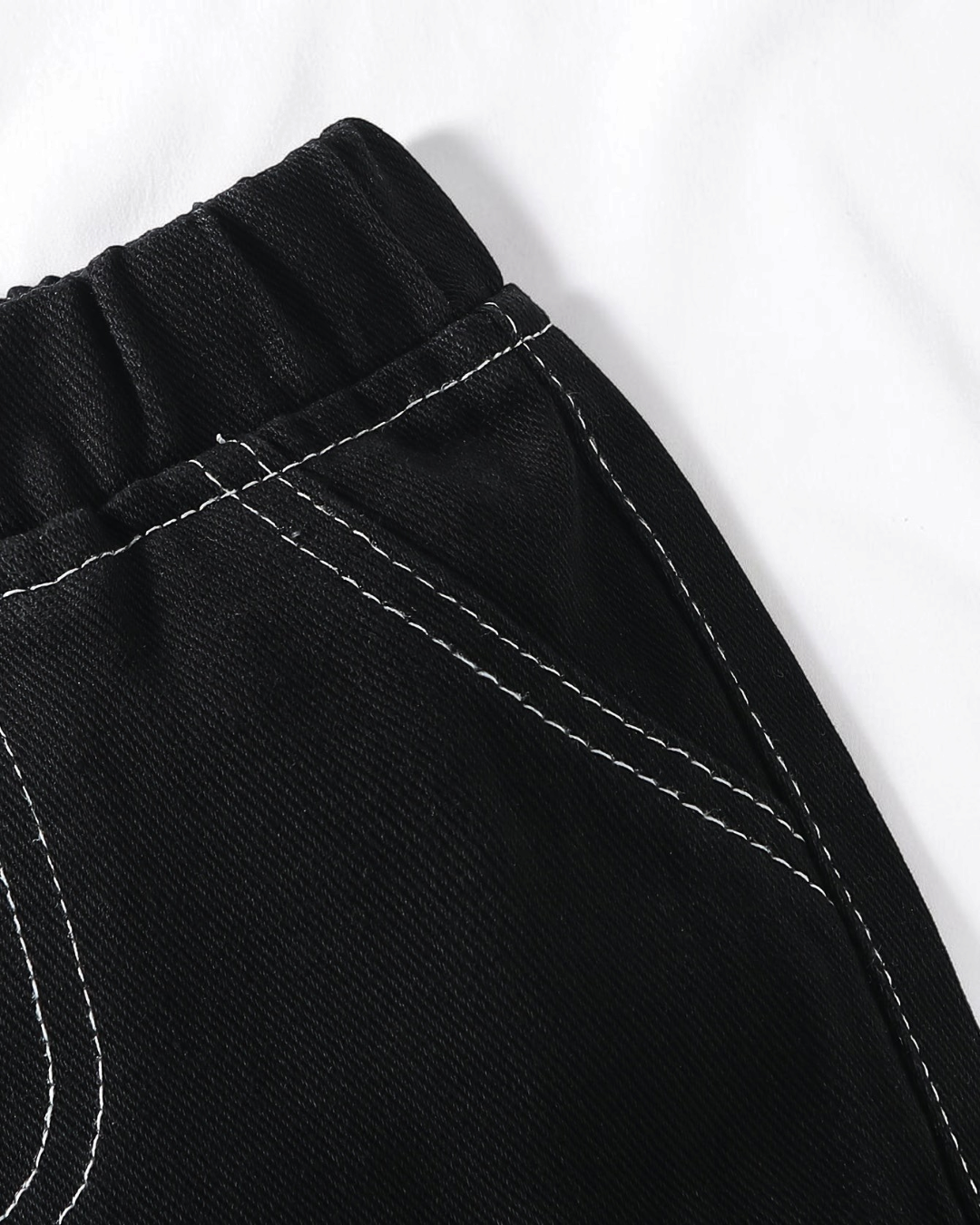 Pantalon en jean noir Le Cocon d'Or pour bébé garçon avec taille élastique et surpiqûres contrastantes blanches