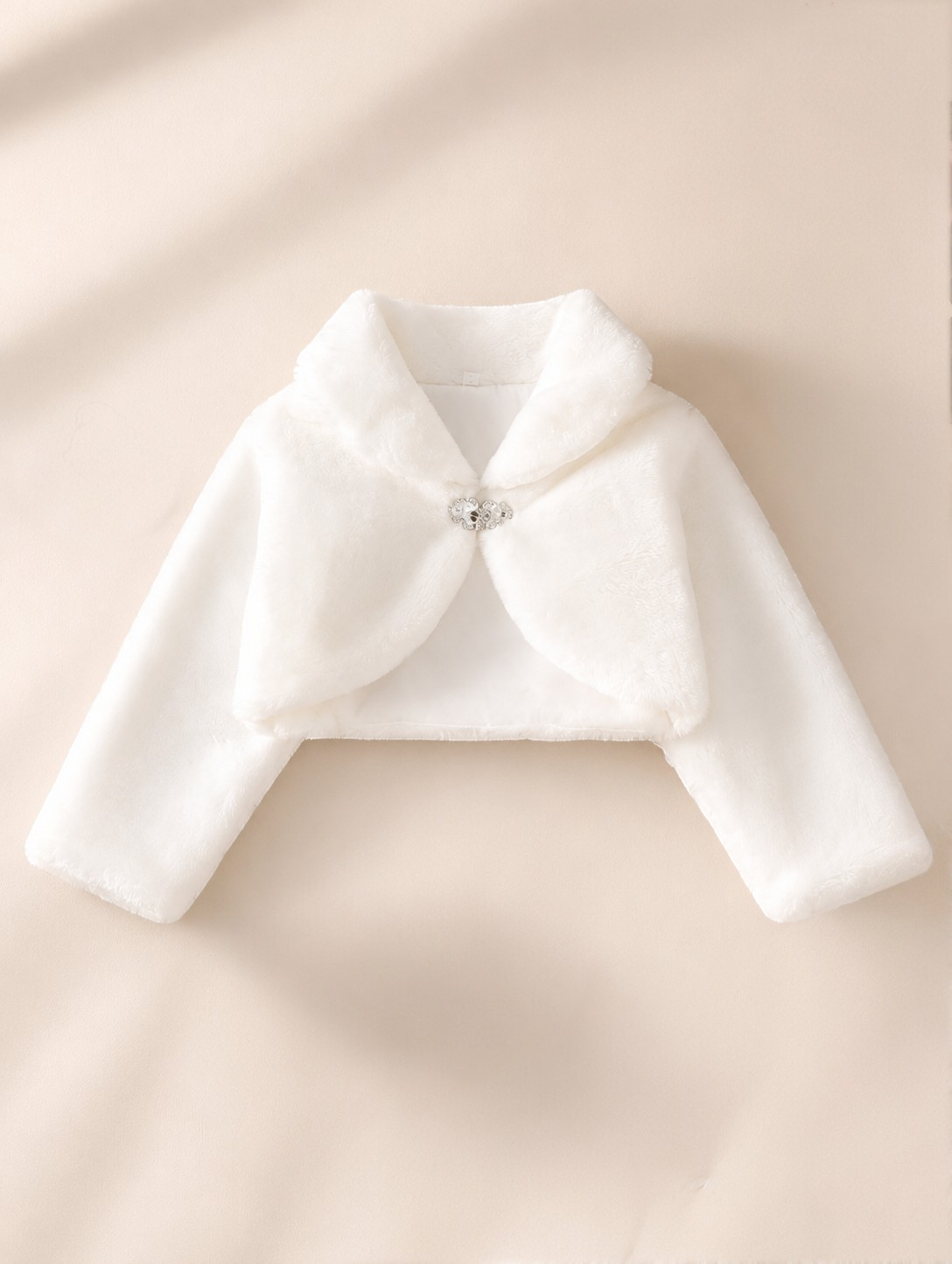 Boléro blanc en fausse fourrure Le Cocon d'Or pour fille avec col à revers et fermeture à bouton bijou élégant