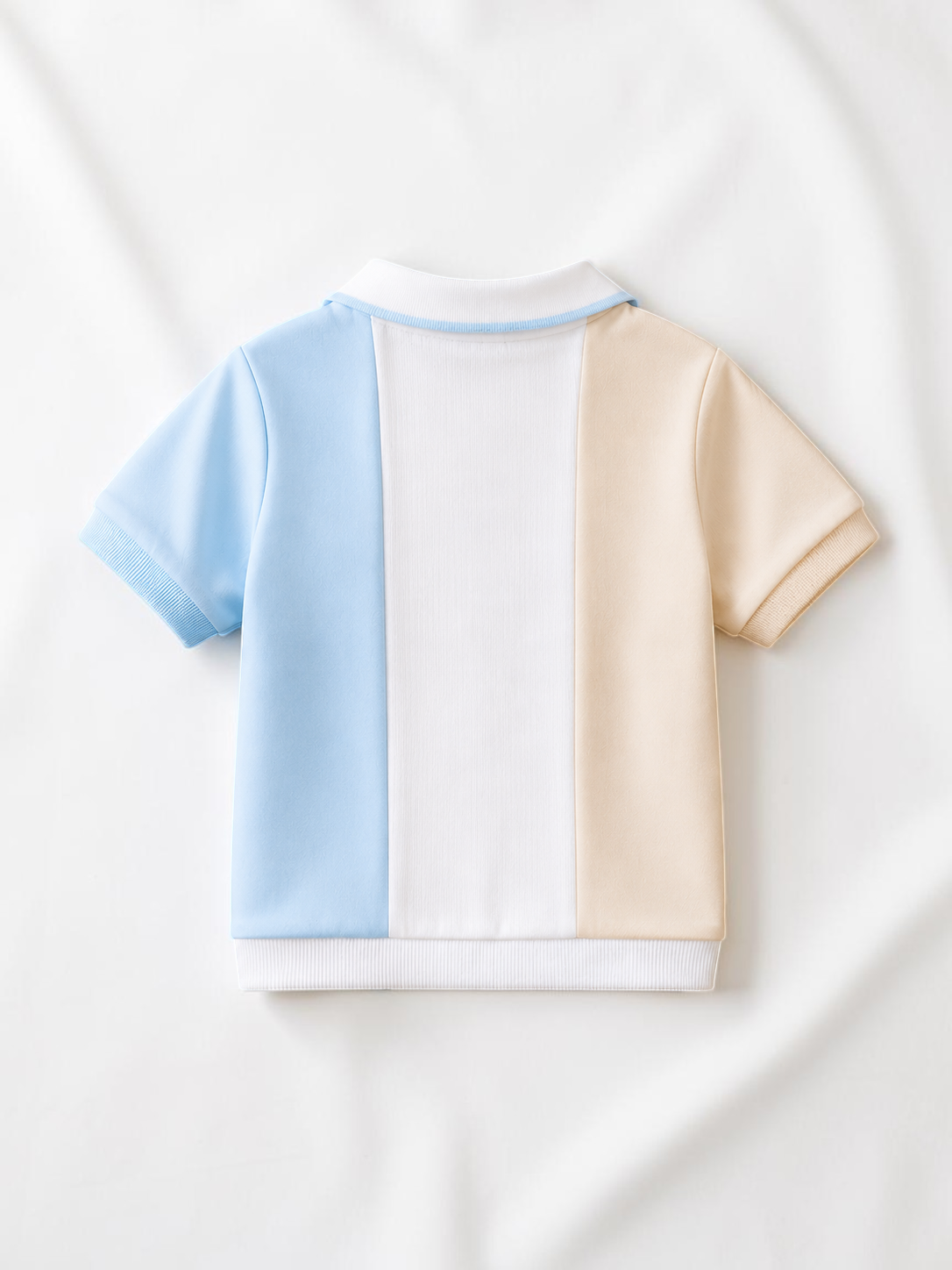 Polo Le Cocon d'Or pour bébé garçon à manches courtes, design color-block bleu, blanc et beige en maille respirante.