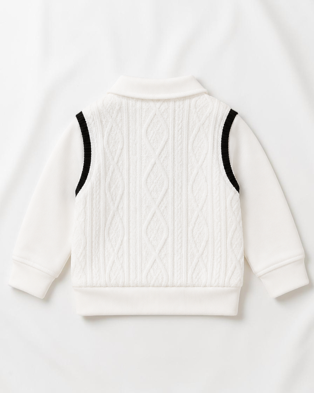 Polo en maille blanc pour bébé garçon Le Cocon d'Or avec détails noirs aux emmanchures et texture torsadée au dos.