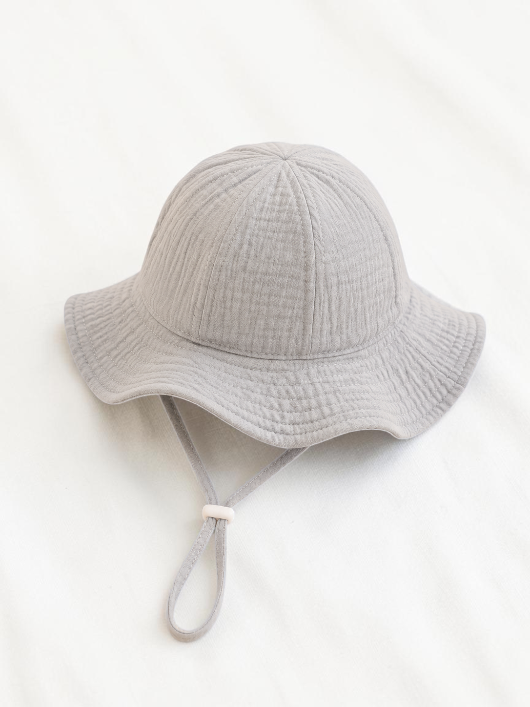 Chapeau bob pour bébé Le Cocon d'Or en coton gris doux avec cordon de serrage pour le printemps et l'été