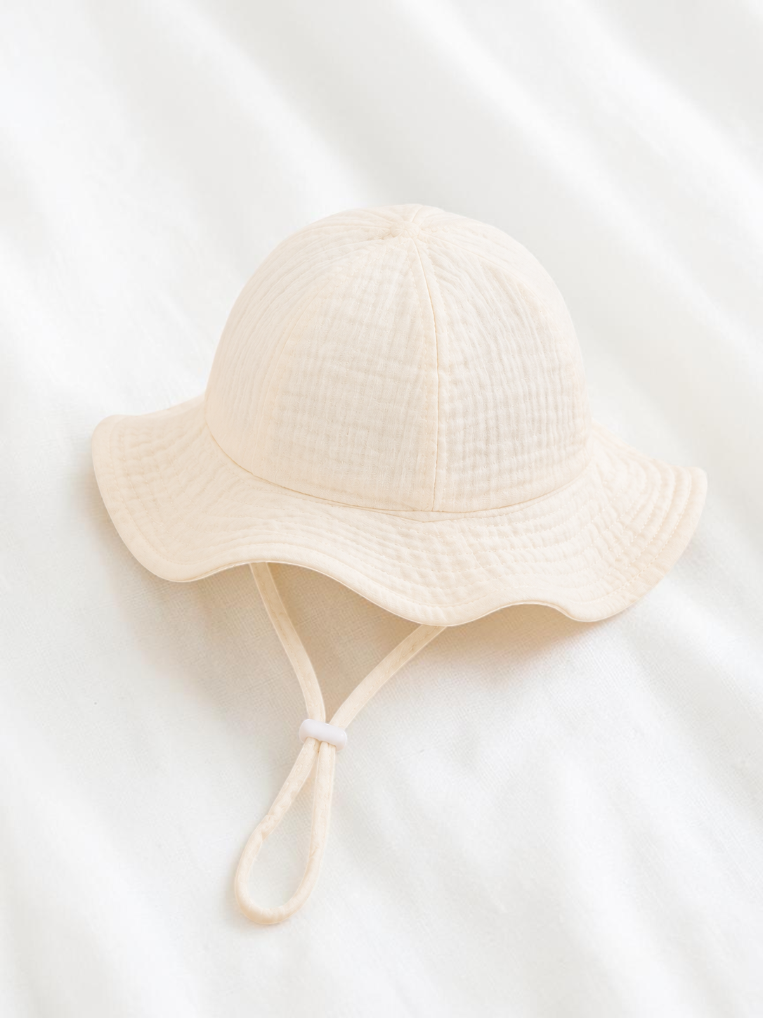 Chapeau bob pour bébé Le Cocon d'Or en coton beige doux avec cordon de serrage pour le printemps et l'été