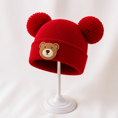 Bonnet rouge en tricot Le Cocon d'Or avec motif ours et deux pompons pour bébé