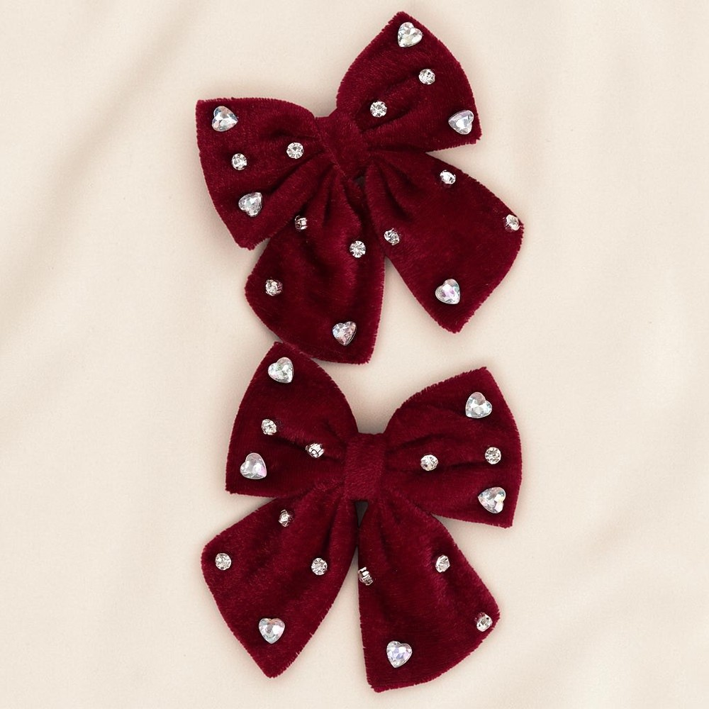 Deux barrettes nœud en velours rouge foncé ornées de strass brillants, collection Le Cocon d'Or
