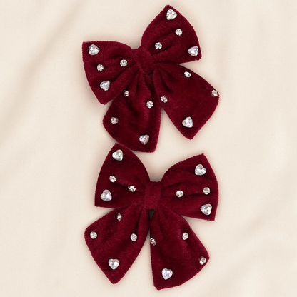 Deux barrettes nœud en velours rouge foncé ornées de strass brillants, collection Le Cocon d'Or