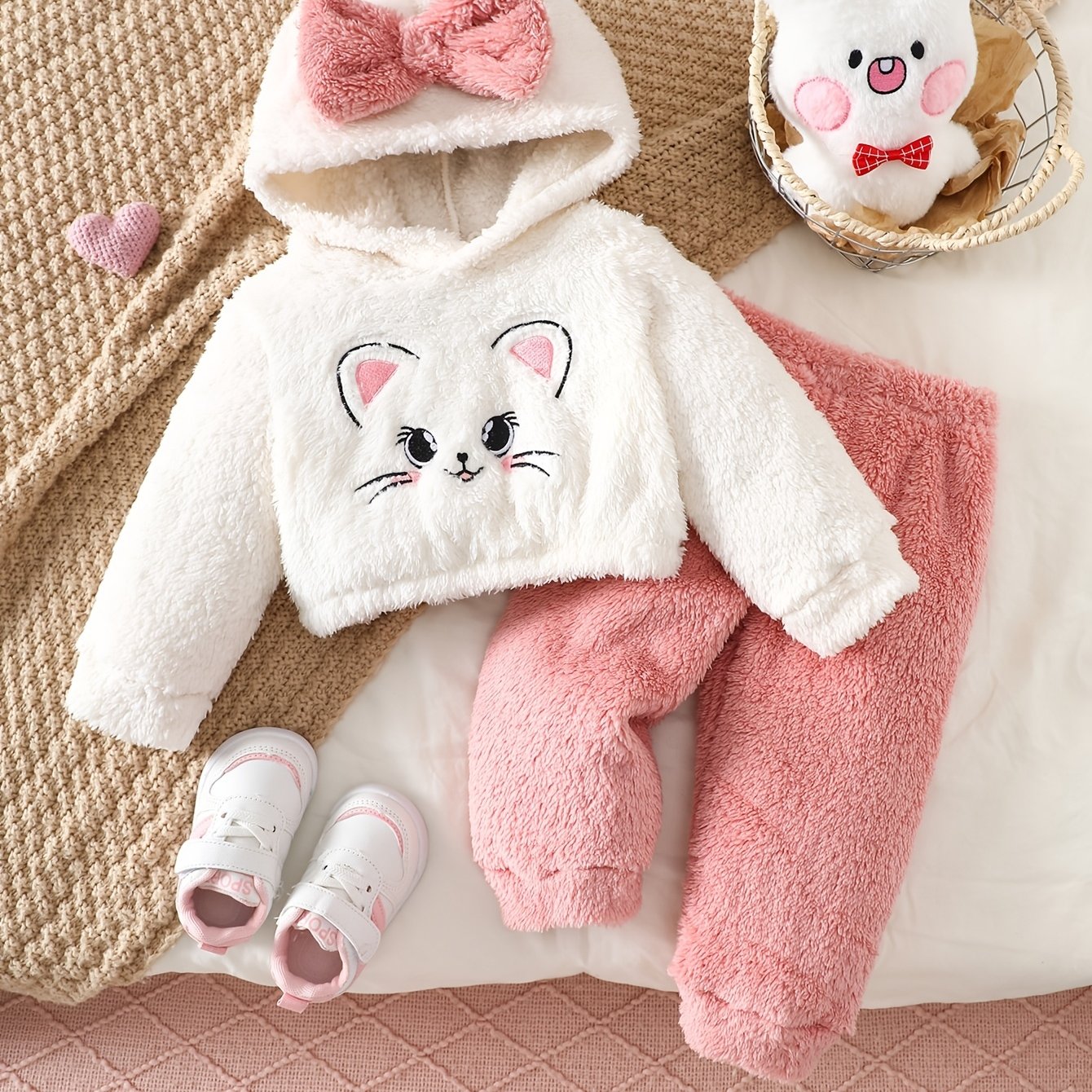 Ensemble 2 pièces tendance automne-hiver pour bébé fille : haut en peluche à capuche brodé avec motif chat et nœud 3D, et pantalon long contrasté, idéal pour les activités de plein air, le quotidien, cadeau parfait pour les nouveau-nées.