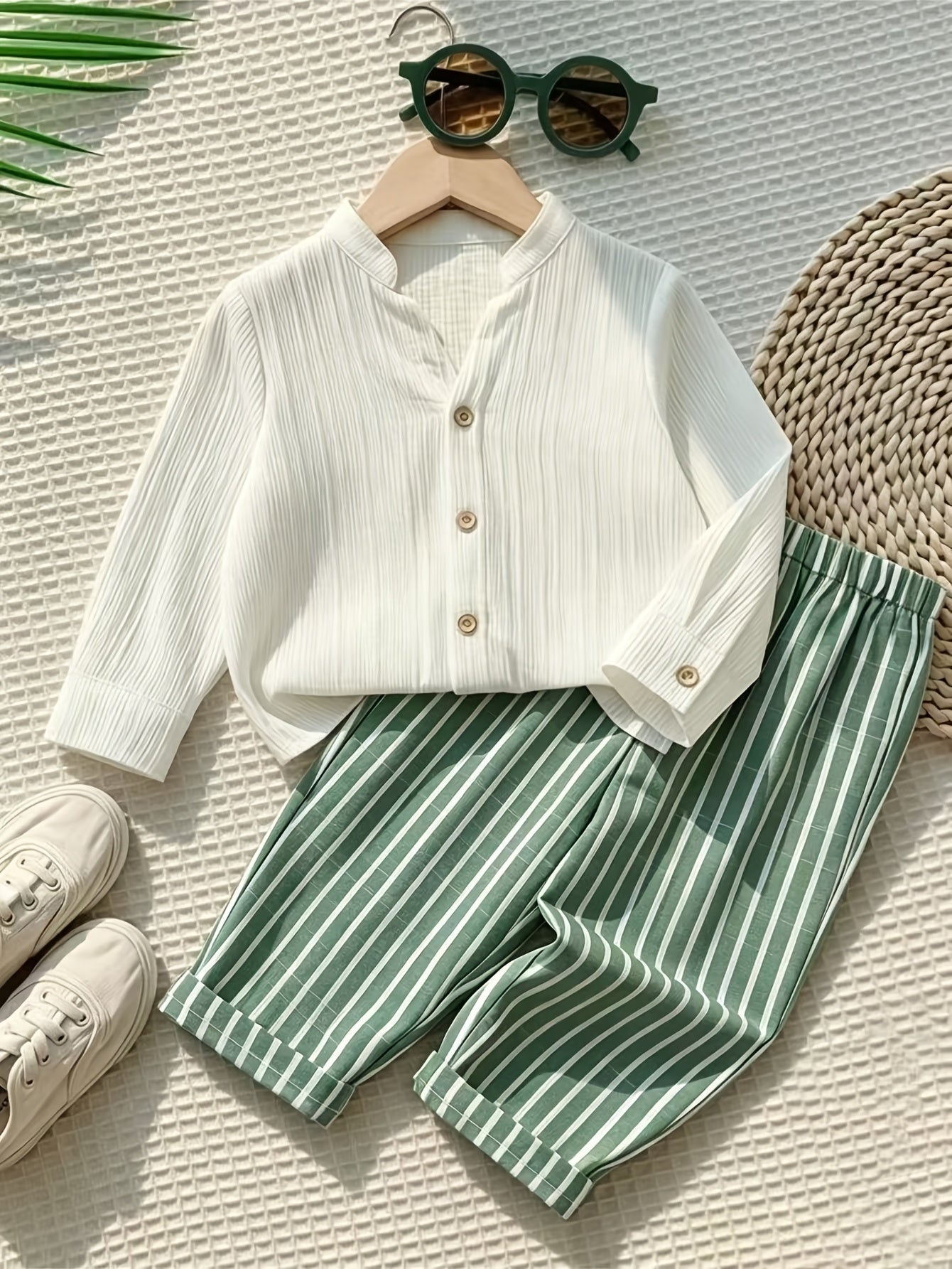 Ensemble chemise à manches longues et pantalon uni et à rayures pour garçon, adapté à un usage quotidien, idéal pour les sorties décontractées, les vacances et le sport. Le tissu léger convient à l'été et à l'automne, parfait pour l'extérieur
