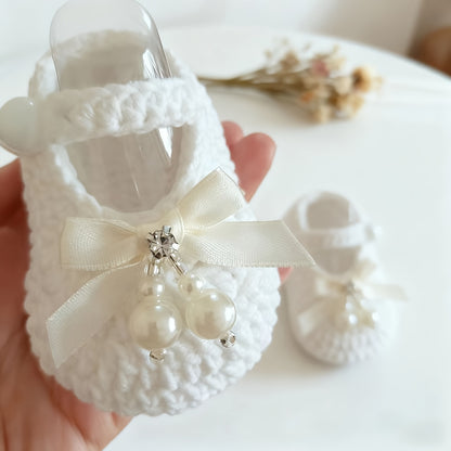 Chaussures de marche pour bébé tricotées à la main, un cadeau pour les nouveau-nés, avec des nœuds, des perles et une semelle souple au design tridimensionnel