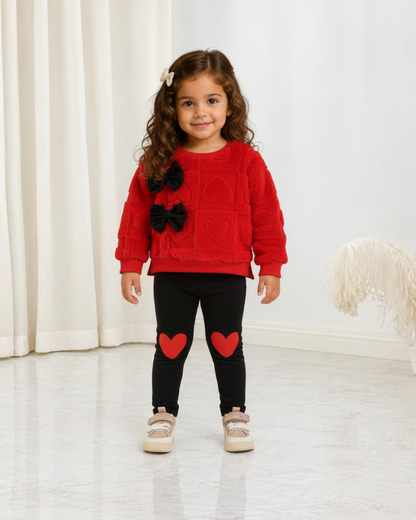 Ensemble d'hiver Le Cocon d'Or rouge et noir pour enfant avec pull texturé à nœuds et legging à motifs cœurs