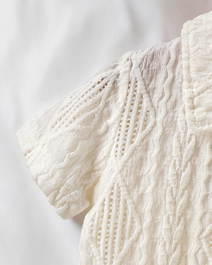 Ensemble Le Cocon d'Or pour bébé garçon en maille blanche texturée avec col carré et boutons effet écaille