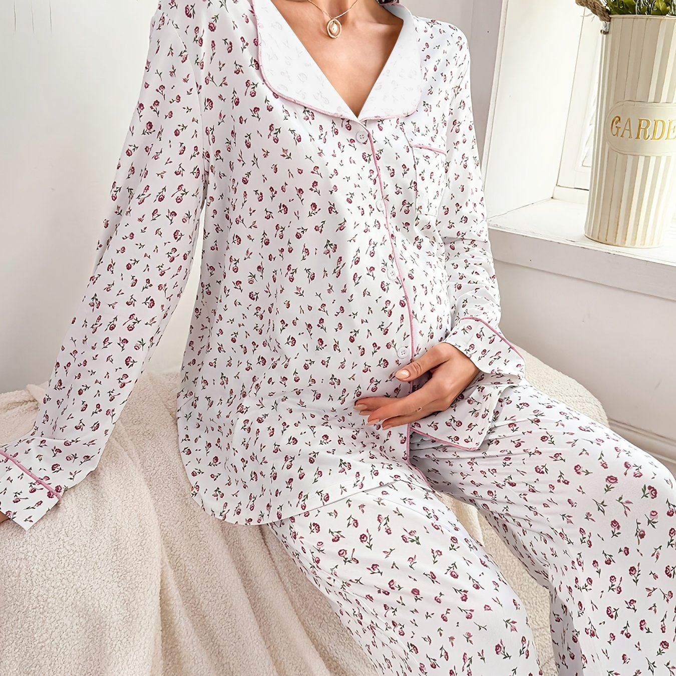 Ensemble de maternité 2 pièces : Haut à manches longues avec revers et imprimé cœurs et Pantalon long ample