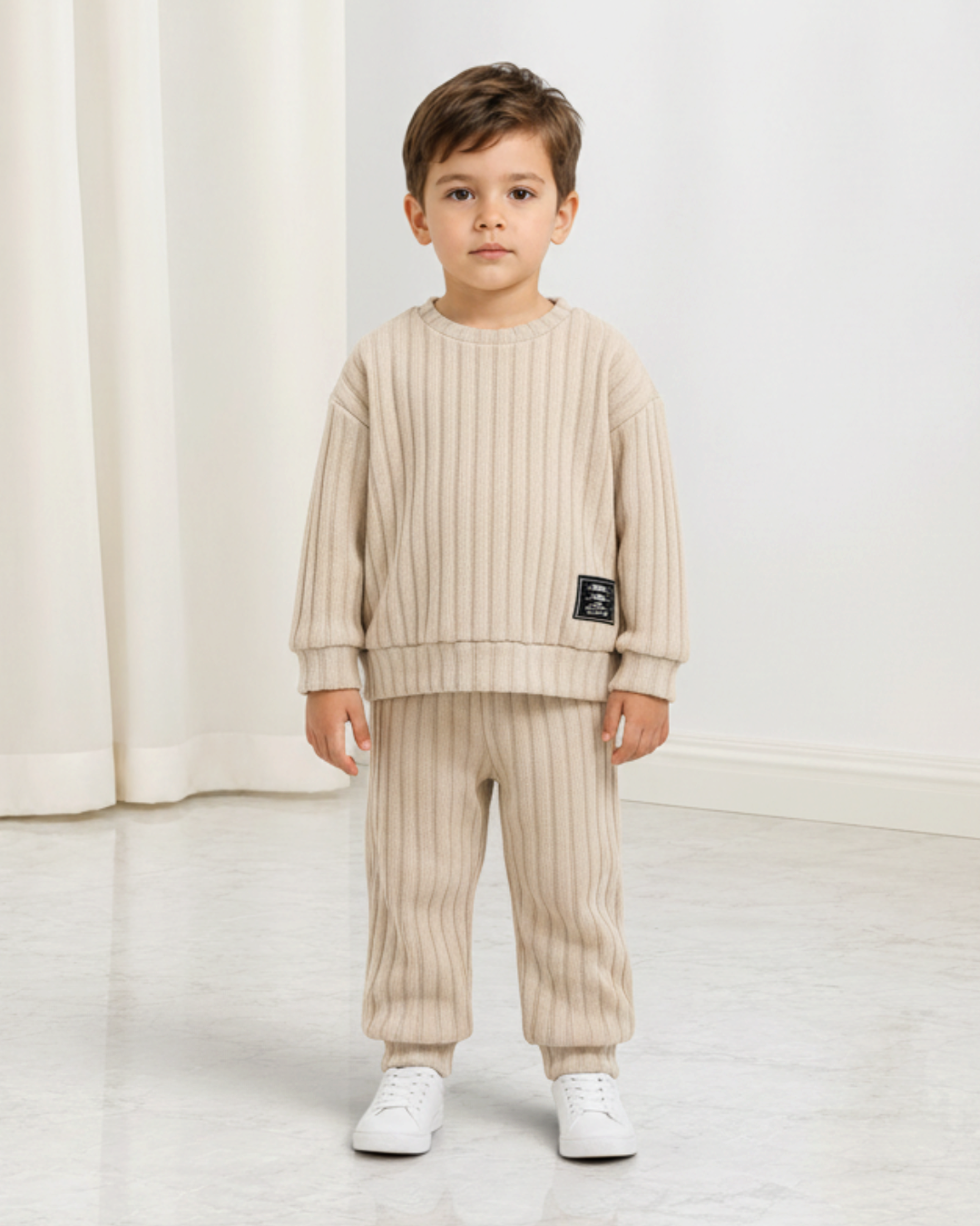 Ensemble Le Cocon d'Or pour bébé garçon en maille côtelée beige, pull col rond et pantalon assorti, style décontracté