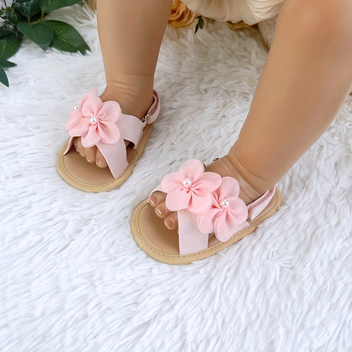 Chaussures de premier pas pour bébé 0 - Sandales d'été douces à fleurs et touches de perles avec fermeture à bande, chaussures respirantes à bout ouvert pour anniversaires et séances photo (basse) | Semelle et tige en tissu