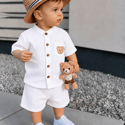 Ensemble 2 pièces : Chemise à manches courtes et col montant et short d'été pour garçon de 0 à 3 ans. Comprend un écusson d'ourson, convient aux scènes de plein air pour les petits garçons, simple, décontracté et polyvalent, parfait pour l'extérieur