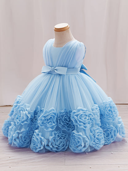 Une robe de princesse sans manches pour bébés filles avec des fleurs tridimensionnelles, du tulle moelleux et des broderies de perles, idéale pour les fêtes de premier anniversaire, les bals de promo et les cérémonies de mariage