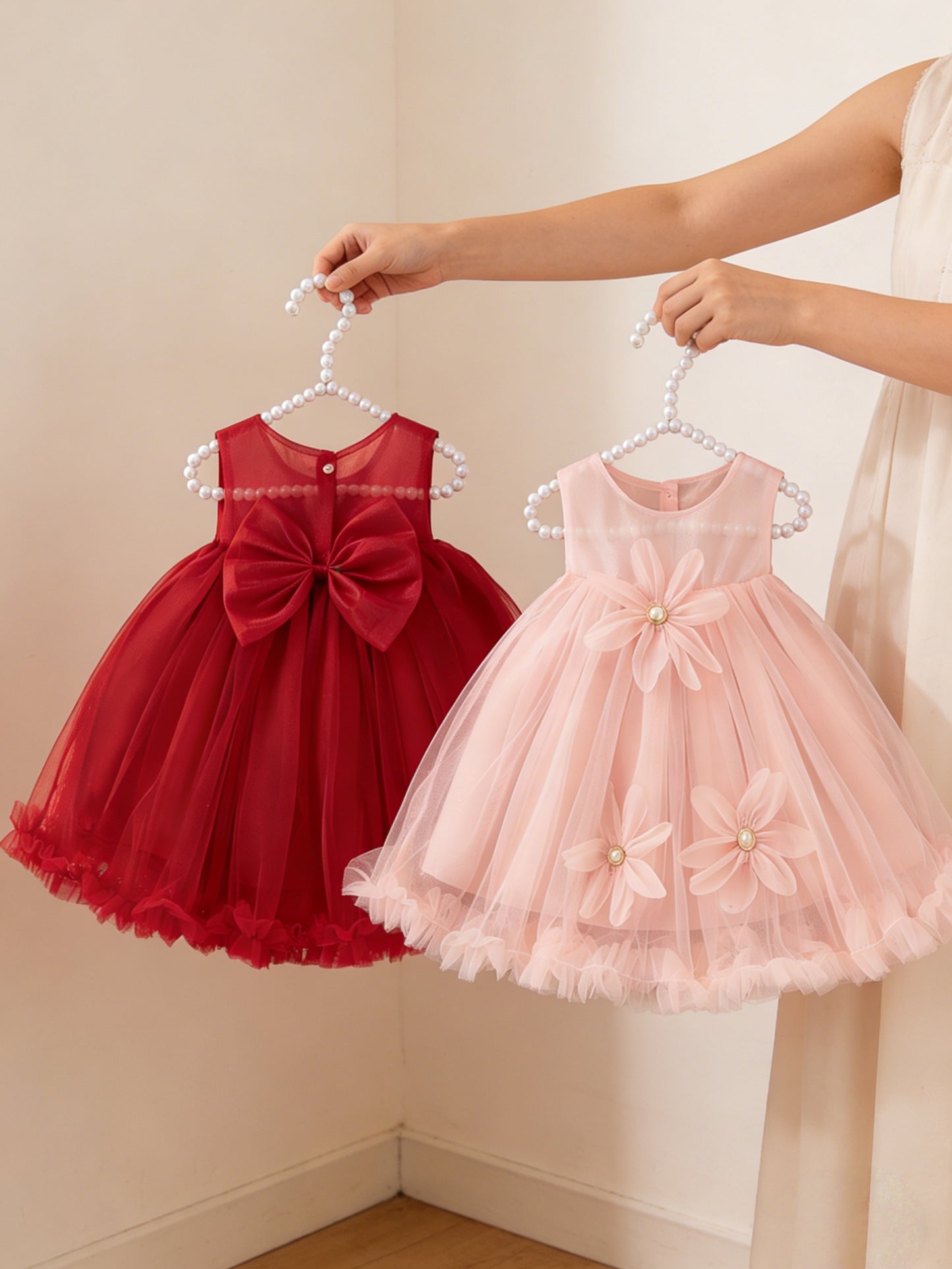 Nouvelle robe élégante pour bébés filles, avec une jupe bouffante parfaite pour la saison des mariages, un nœud papillon à l'arrière et des décorations florales à l'avant, idéale pour les fêtes et les réunions