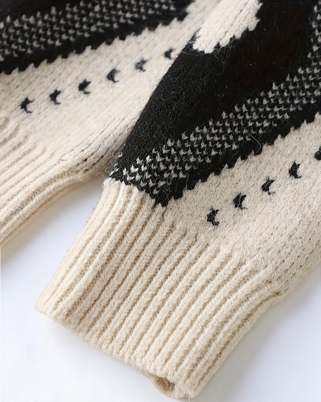 Manche de pull Le Cocon d'Or pour garçon en maille épaisse beige et noire avec motif géométrique rétro