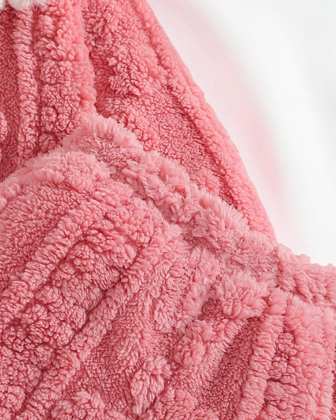 Pyjama rose en polyester texturé Le Cocon d'Or pour bébé avec une peluche douce en arrière-plan