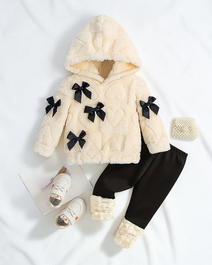 Ensemble Le Cocon d'Or pour bébé avec sweat à capuche en polaire crème à nœuds noirs et pantalon noir assorti
