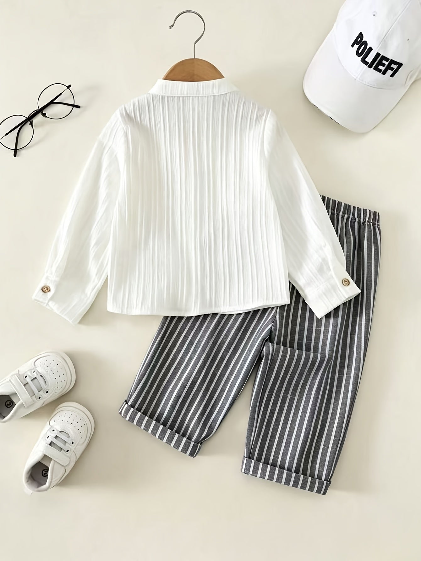 Ensemble chemise à manches longues et pantalon uni et à rayures pour garçon, adapté à un usage quotidien, idéal pour les sorties décontractées, les vacances et le sport. Le tissu léger convient à l'été et à l'automne, parfait pour l'extérieur