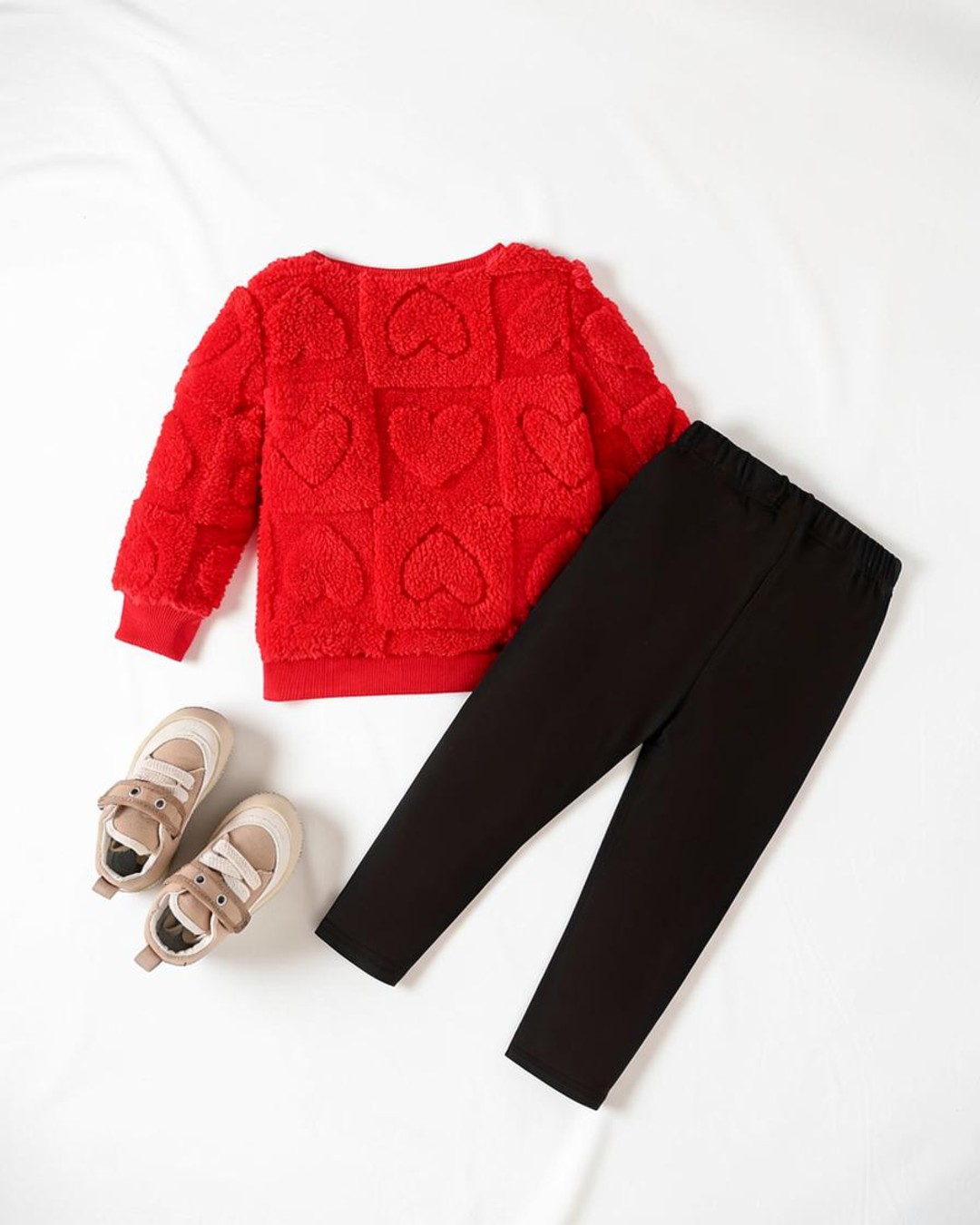 Ensemble hiver Le Cocon d'Or pour bébé avec pull rouge texturé à cœurs et pantalon noir décontracté