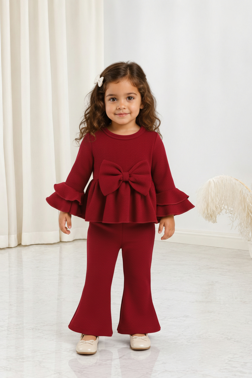 Ensemble Le Cocon d'Or pour bébé fille en maille bordeaux avec haut à nœud oversize, manches à volants et pantalon