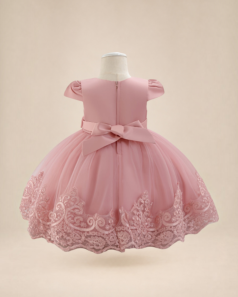 Robe de cérémonie rose en tulle pour bébé fille Le Cocon d'Or avec broderies délicates et nœud papillon au dos